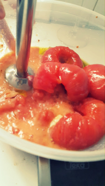 Triturar tomates, aceite y el diente de ajo