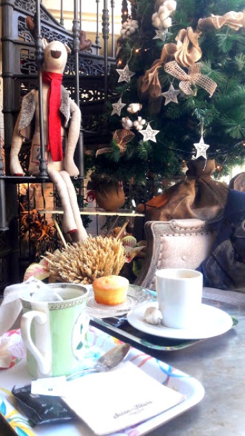 Café y árbol de Navidad